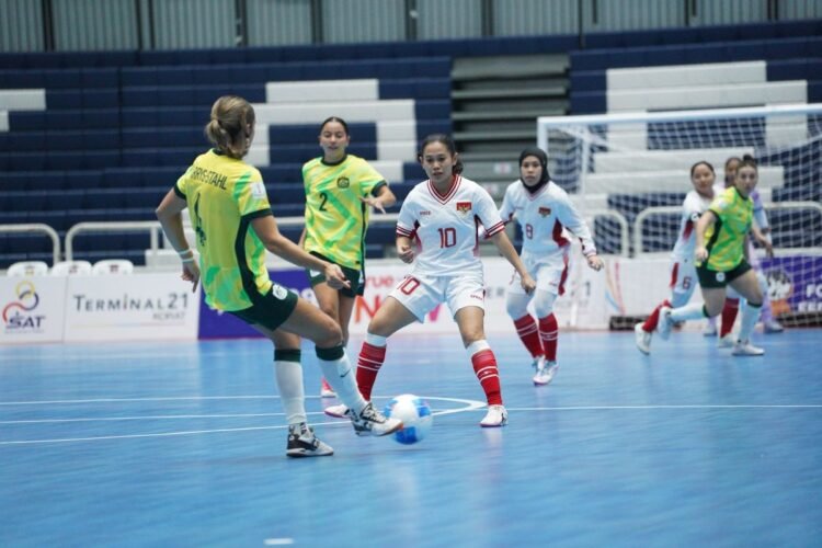 Pemain TImnas Futsal Putri Indonesia, Fitri Rosdiana (10), dalam laga semifinal ASEAN Women's Futsal Championship 2026 melawan Australia di Terminal 21 Korat, Nakhon Ratchasima, Thailand, Sabtu (28/2/2026).