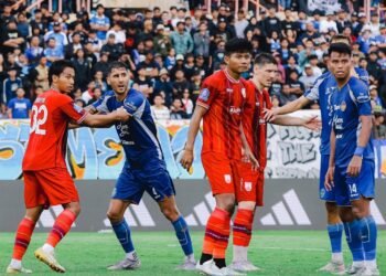 Aksi para pemain PSIM dan Persis saat keduanya berhadapan di Stadion Sultan Agung, Bantul pada Jumat (6/2/2026).