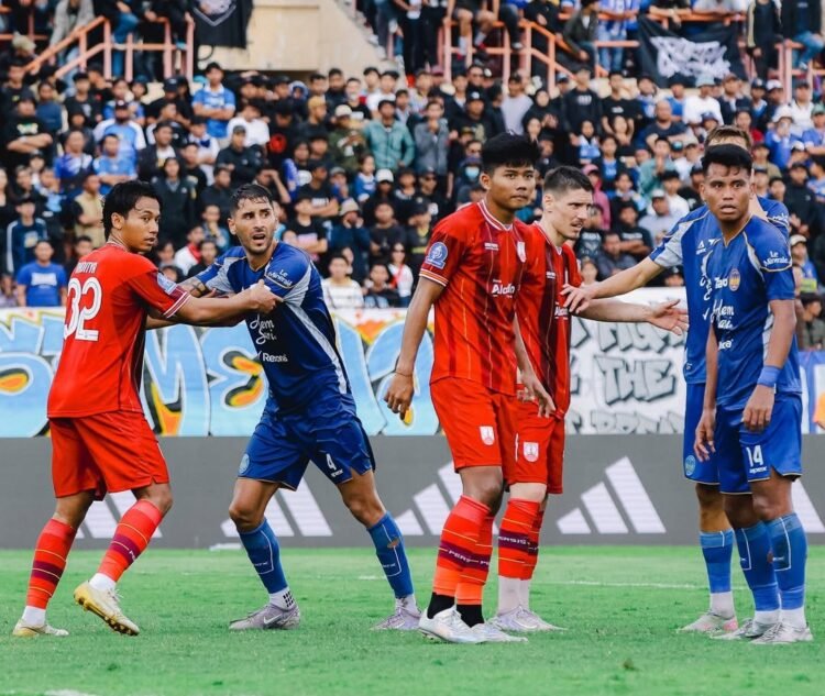Aksi para pemain PSIM dan Persis saat keduanya berhadapan di Stadion Sultan Agung, Bantul pada Jumat (6/2/2026).