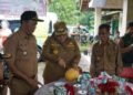 Bupati Gunungkidul Endah Subekti mencicipi hasil panen petani melon di Padukuhan Kembang, Sumberejo, Gunungkidul, Senin (9/2/2026)