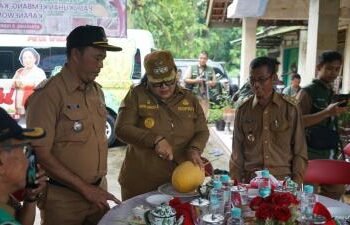 Bupati Gunungkidul Endah Subekti mencicipi hasil panen petani melon di Padukuhan Kembang, Sumberejo, Gunungkidul, Senin (9/2/2026)