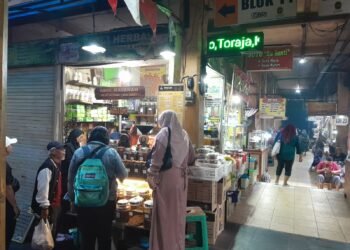 Sejumlah pembeli sedang antre beli biji kopi di Kios Hasanah Pasar Beringharjo Kota Yogyakarta, Minggu (1/2/2026).