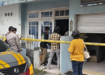 Polisi melakukan identifikasi di lokasi penemuan mayat di Perumahan Griya Arga Permai, Nogotirto, Gamping, Sleman, DIY, Kamis (5/2/2026). (Polresta Sleman)