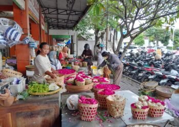 Suasana pedagang bunga tabur di Pasar Kranggan Kota Yogyakarta, Minggu (8/2/2026).