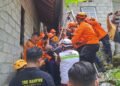 Anggota Basarnas dan sejumlah relawan melakukan evakuasi korban terjebur sumur di Gamping, Sleman, DIY, Selasa (10/2/2026). (Basarnas Yogyakarta)