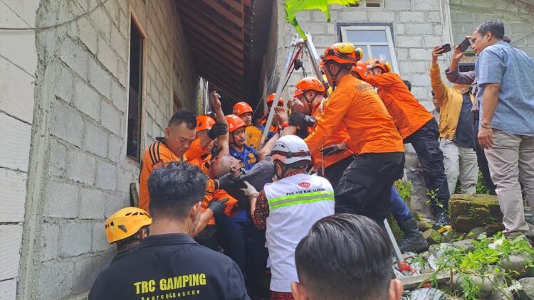 Anggota Basarnas dan sejumlah relawan melakukan evakuasi korban terjebur sumur di Gamping, Sleman, DIY, Selasa (10/2/2026). (Basarnas Yogyakarta)