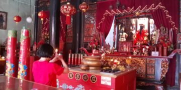 Seorang warga sedang berdoa di altar Kelenteng Poncowinatan, Kelurahan Gowongan, Kemantren Jetis, Kota Yogyakarta, DIY, Minggu (15/2/2026).