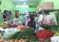 Pedagang di belakang Pasar Kranggan sedang melayani pembeli pada Minggu (22/2/2026). Harga cabai rawit melonjak jadi Rp95 ribu per kg di hari keempat puasa Ramadan 2026.