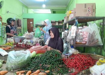 Pedagang di belakang Pasar Kranggan sedang melayani pembeli pada Minggu (22/2/2026). Harga cabai rawit melonjak jadi Rp95 ribu per kg di hari keempat puasa Ramadan 2026.