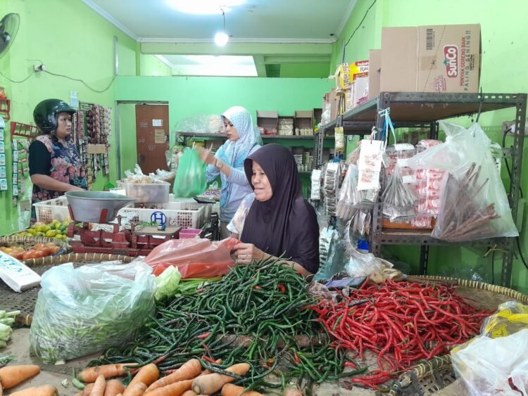 Pedagang di belakang Pasar Kranggan sedang melayani pembeli pada Minggu (22/2/2026). Harga cabai rawit melonjak jadi Rp95 ribu per kg di hari keempat puasa Ramadan 2026.