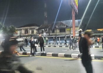 Aksi Massa di Depan Mapolda DIY, Gerbang Rusak hingga Molotov Menyala