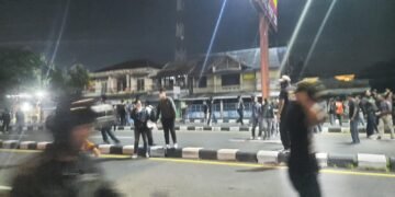 Aksi Massa di Depan Mapolda DIY, Gerbang Rusak hingga Molotov Menyala
