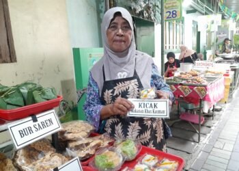 Seorang pedagang menunjukkan kicak, makanan khas Kauman yang hanya ada saat bulan Ramadan di Pasar Sore Ramadan Kauman, Kota Yogyakarta, Selasa (24/2/2026).