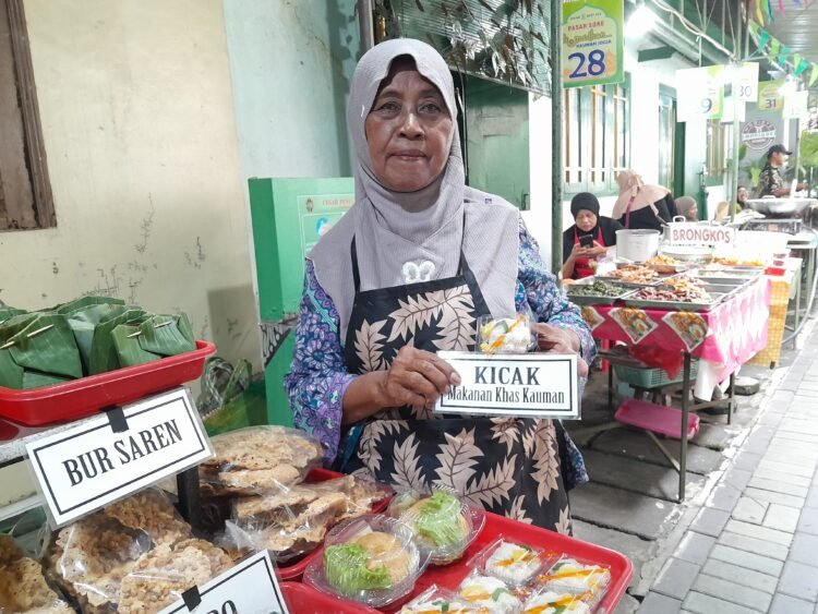 Seorang pedagang menunjukkan kicak, makanan khas Kauman yang hanya ada saat bulan Ramadan di Pasar Sore Ramadan Kauman, Kota Yogyakarta, Selasa (24/2/2026).