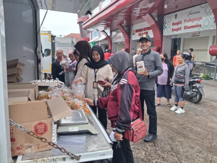 Pemprov Jateng menggelar operasi pasar dengan menyalurkan cabai rawit bersubsidi di 15 Kabupaten/Kota