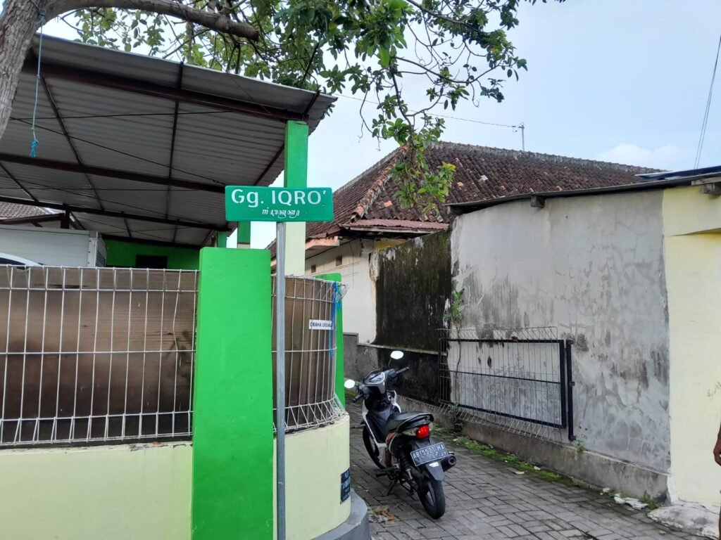 Gang dekat yayasan yang didirikan oleh KH As'ad Humam dinamai Gang Iqra, Kamis (26/2/2026)