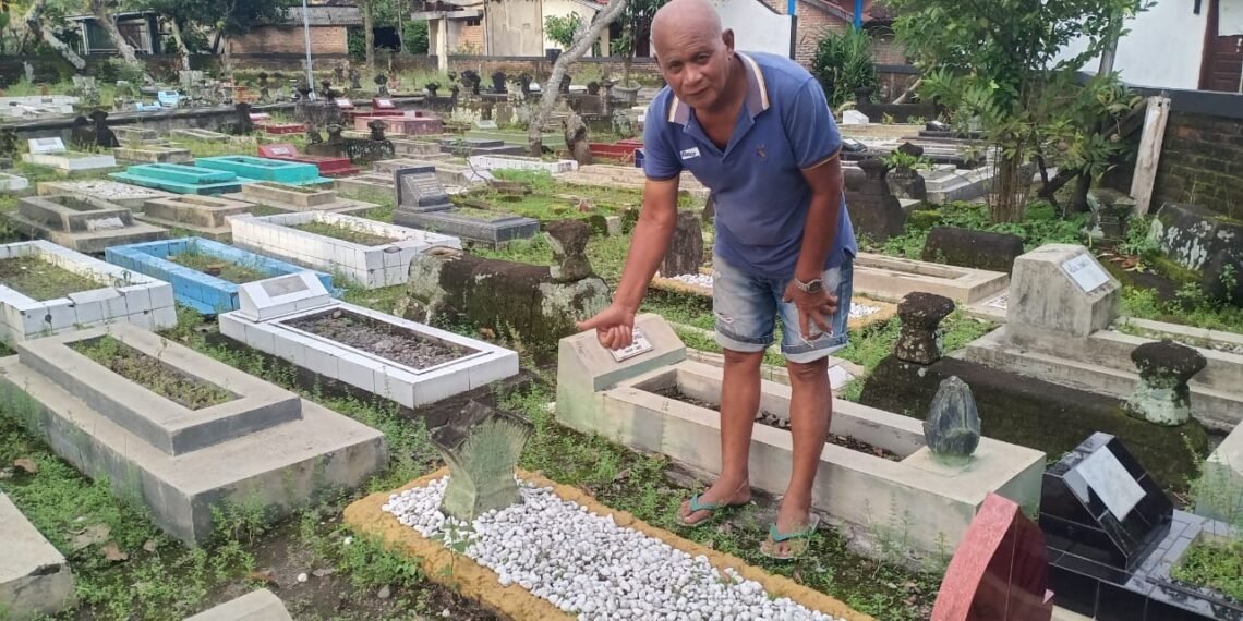 Seorang warga menunjukkan makam penulis Buku Iqro, KH As'ad Humam, di Makam Selokraman, Kelurahan Purbayan, Kemantren Kotagede, Kota Yogyakarta, DIY, pada Kamis (26/2/2026).