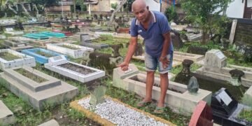 Seorang warga menunjukkan makam penulis Buku Iqro, KH As'ad Humam, di Makam Selokraman, Kelurahan Purbayan, Kemantren Kotagede, Kota Yogyakarta, DIY, pada Kamis (26/2/2026).