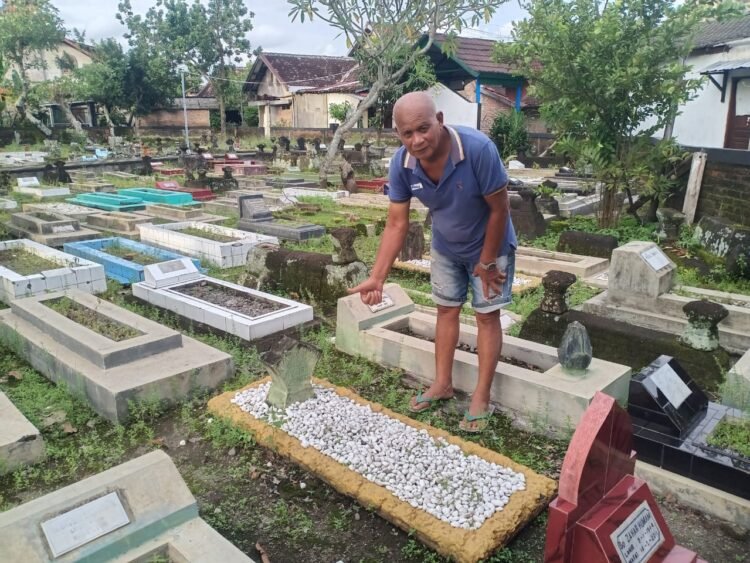 Seorang warga menunjukkan makam penulis Buku Iqro, KH As'ad Humam, di Makam Selokraman, Kelurahan Purbayan, Kemantren Kotagede, Kota Yogyakarta, DIY, pada Kamis (26/2/2026).