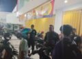 Polisi mendatangi lokasi kejadian penusukan kepada juru larkir di sebuah toko di Banyuraden, Gamping, Sleman, DIY (27/2/2026). (Polresta Sleman)