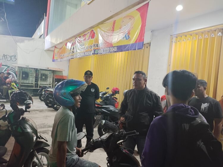 Polisi mendatangi lokasi kejadian penusukan kepada juru larkir di sebuah toko di Banyuraden, Gamping, Sleman, DIY (27/2/2026). (Polresta Sleman)