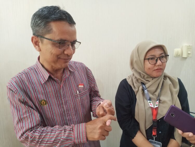 Kabid Pembinaan SMP Dindikpora Kota Yogyakarta, Hasyim, dan Kepala UPT Jaminan Pendidikan Daerah Dindikpora Kota Yogyakarta, Menik Ria Agustiningsih, saat ditemui awak media pada Kamis (5/2/2026).