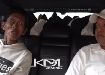 Gubernur Jawa Barat Dedi Mulyadi ngobrol dengan Suderajat si penjual es gabus yang viral gegara dituding menjajakan makanan berbahaya