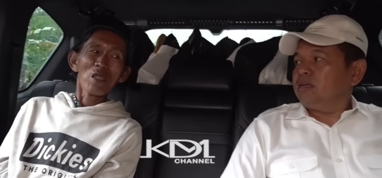 Gubernur Jawa Barat Dedi Mulyadi ngobrol dengan Suderajat si penjual es gabus yang viral gegara dituding menjajakan makanan berbahaya