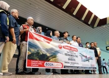 Bupati Kulon Progo Agung Setyawan dan jajaran Wings Air membentangkan spanduk sebagai penanda dibukanya kembali rute penerbangan Kulon Progo-Bandung di YIA, Rabu (11/2/2026)