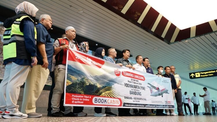 Bupati Kulon Progo Agung Setyawan dan jajaran Wings Air membentangkan spanduk sebagai penanda dibukanya kembali rute penerbangan Kulon Progo-Bandung di YIA, Rabu (11/2/2026)