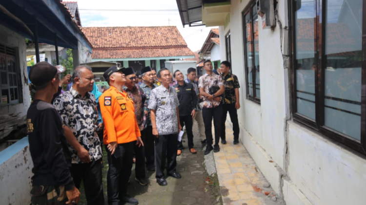 Jajaran Pemkab Tegal bersama dari Pemprov Jateng meninjau lokasi tanah bergerak di Kabupaten Tegal