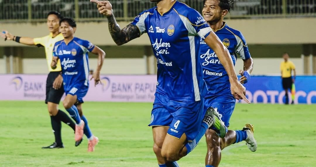 Pemain PSIM Yogyakarta, Franco Ramos Mingo, merayakan gol yang dicetaknya ke gawang PSBS Biak dalam laga pekan ke-23 BRI Super League 2025/2026 di Stadion Maguwoharjo, Sleman, Jumat (27/2/2026).
