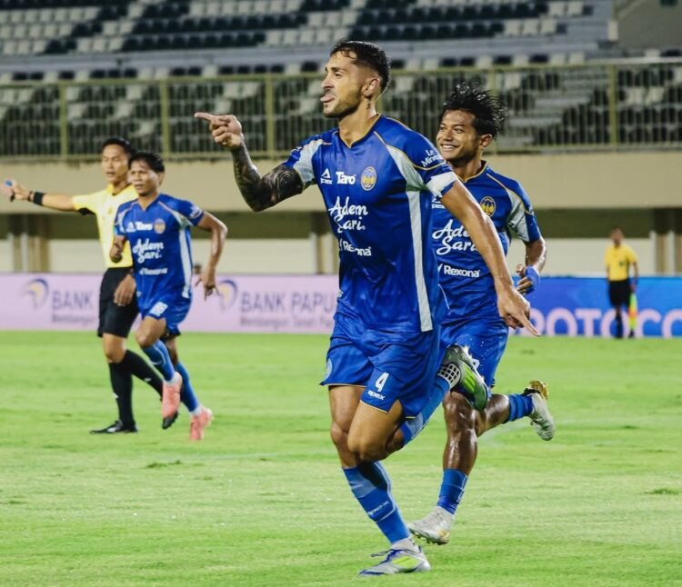 Pemain PSIM Yogyakarta, Franco Ramos Mingo, merayakan gol yang dicetaknya ke gawang PSBS Biak dalam laga pekan ke-23 BRI Super League 2025/2026 di Stadion Maguwoharjo, Sleman, Jumat (27/2/2026).