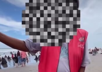 potongan video seorang pria meminta wisatawan di Pantai Parangtritis, Bantul untuk tidak mendokumentasikan foto viral di media sosial, Minggu (8/2/2026).