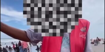 potongan video seorang pria meminta wisatawan di Pantai Parangtritis, Bantul untuk tidak mendokumentasikan foto viral di media sosial, Minggu (8/2/2026).