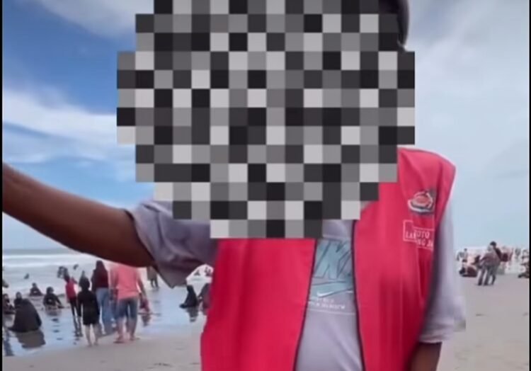 potongan video seorang pria meminta wisatawan di Pantai Parangtritis, Bantul untuk tidak mendokumentasikan foto viral di media sosial, Minggu (8/2/2026).