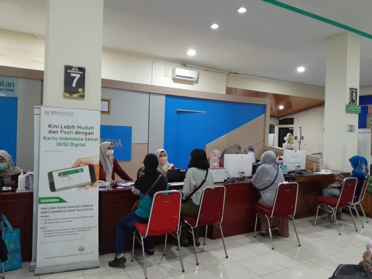 Sejumlah warga Kota Yogyakarta datang ke MPP untuk mengurus reaktivasi kepesertaan BPJS PBI, Jumat (6/2/2026).
