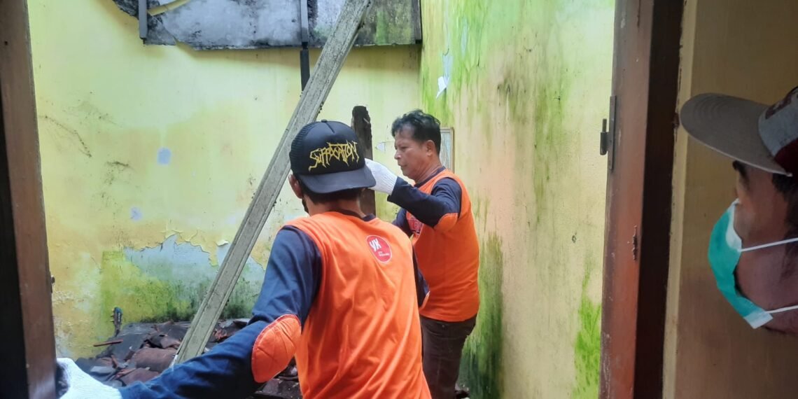 kegiatan bedah rumah di Kampung Miliran, Kelurahan Muja-Muju, Kota Yogyakarta, Minggu (15/2/2026)