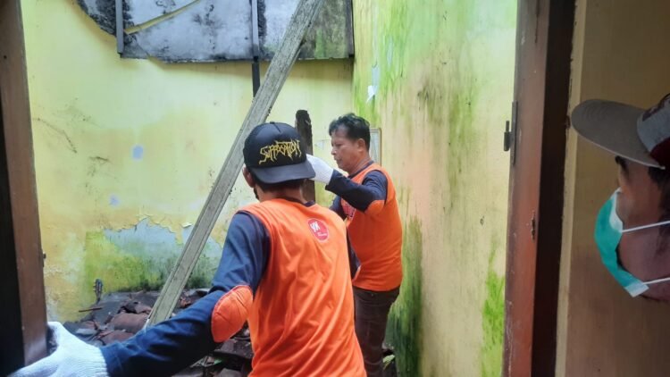 kegiatan bedah rumah di Kampung Miliran, Kelurahan Muja-Muju, Kota Yogyakarta, Minggu (15/2/2026)