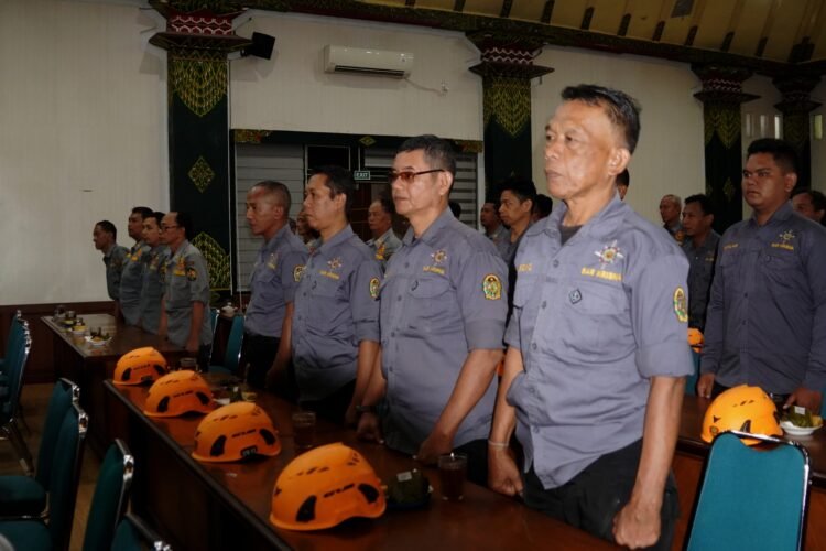 Anggota Satlinmas Kota Yogyakarta saat menghadiri kegiatan Laporan Kinerja Satlinmas pada Rabu (4/2/2026) di Ruang Bima, Balai Kota Yogyakarta.