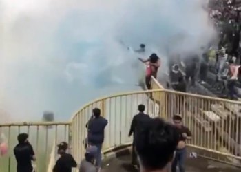 Oknum suporter yang menyalakan apar di laga PSS Sleman kontra Barito Putera di Stadion Maguwoharjo akhir pekan lalu yang berujung sanksi dari Komdis PSSI