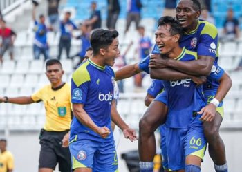 Pemain anyar Arema FC Hansamu Yama merayakan gol yang dicetak ke gawang Persijap Jepara memanfaatkan assist dari Rio Fahmi sesama rekannya di Persija Jakarta sebelum hijrah ke Arema FC, Senin (2/2/2026)