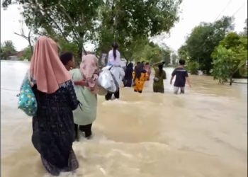 Warga di Desa Candisari, Kecamatan Purwodadi menerabas banjir yang terjadi Senin (16/2/2026) sekitar pukul 14.00 WIB