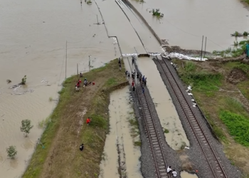 banjir Grobogan turut merendam jalur perlintasan KA hingga sebagian perjalanan kereta dialihkan untuk sementara waktu