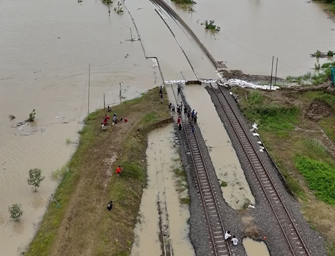 banjir Grobogan turut merendam jalur perlintasan KA hingga sebagian perjalanan kereta dialihkan untuk sementara waktu