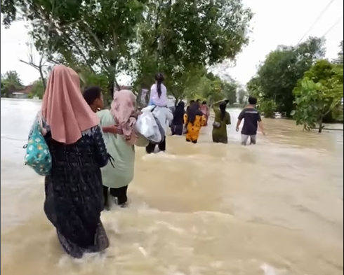Warga di Desa Candisari, Kecamatan Purwodadi menerabas banjir yang terjadi Senin (16/2/2026) sekitar pukul 14.00 WIB