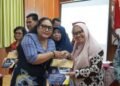 Bupati Gunungkidul Endah Subekti Kuntariningsih memberikan SK kepada sejumlah kepala sekolah yang kembali menjadi guru