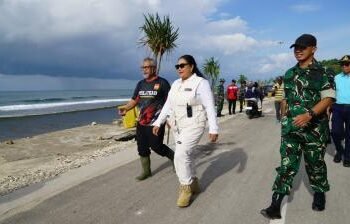 Bupati Gunungkidul Endah Subekti memimpin apel gotong royong di Pantai Sepanjang wujudkan pariwisata lestari, Kamis (12/2/2026)