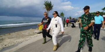 Bupati Gunungkidul Endah Subekti memimpin apel gotong royong di Pantai Sepanjang wujudkan pariwisata lestari, Kamis (12/2/2026)