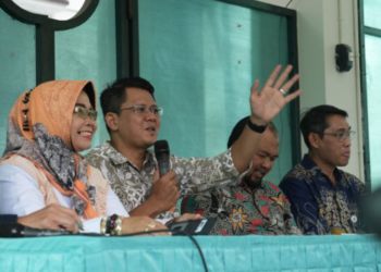 Wakil Bupati Sleman dua dari kiri tengah memberikan arahan dalam kegiatan monev terkait penanggulangan kemiskinan di Prambanan, Kamis (26/2/2026)